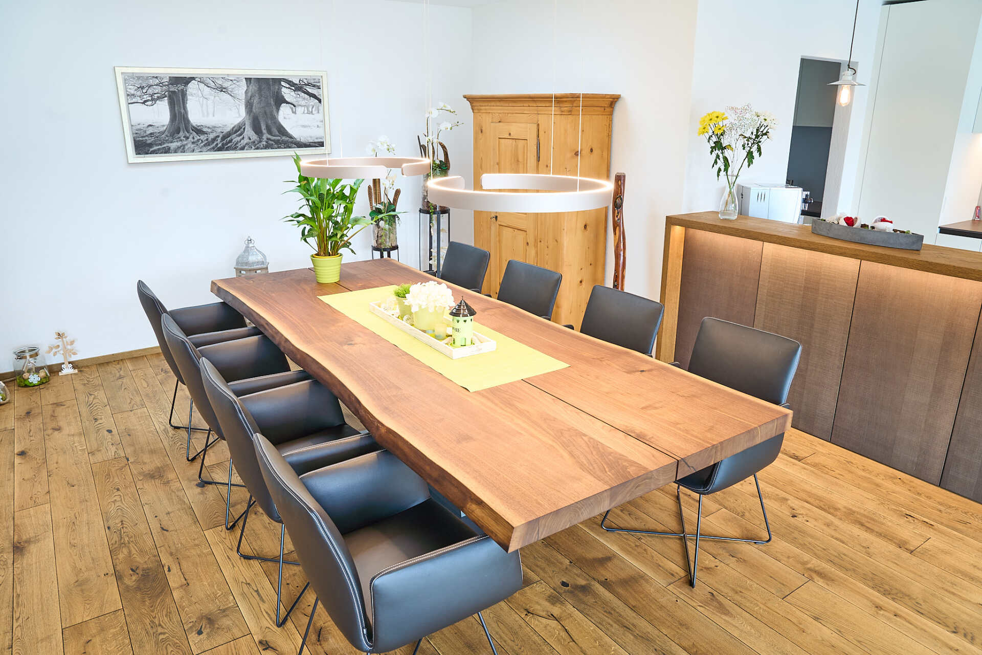 Ein Esszimmer mit einem langen Holztisch und Stühlen