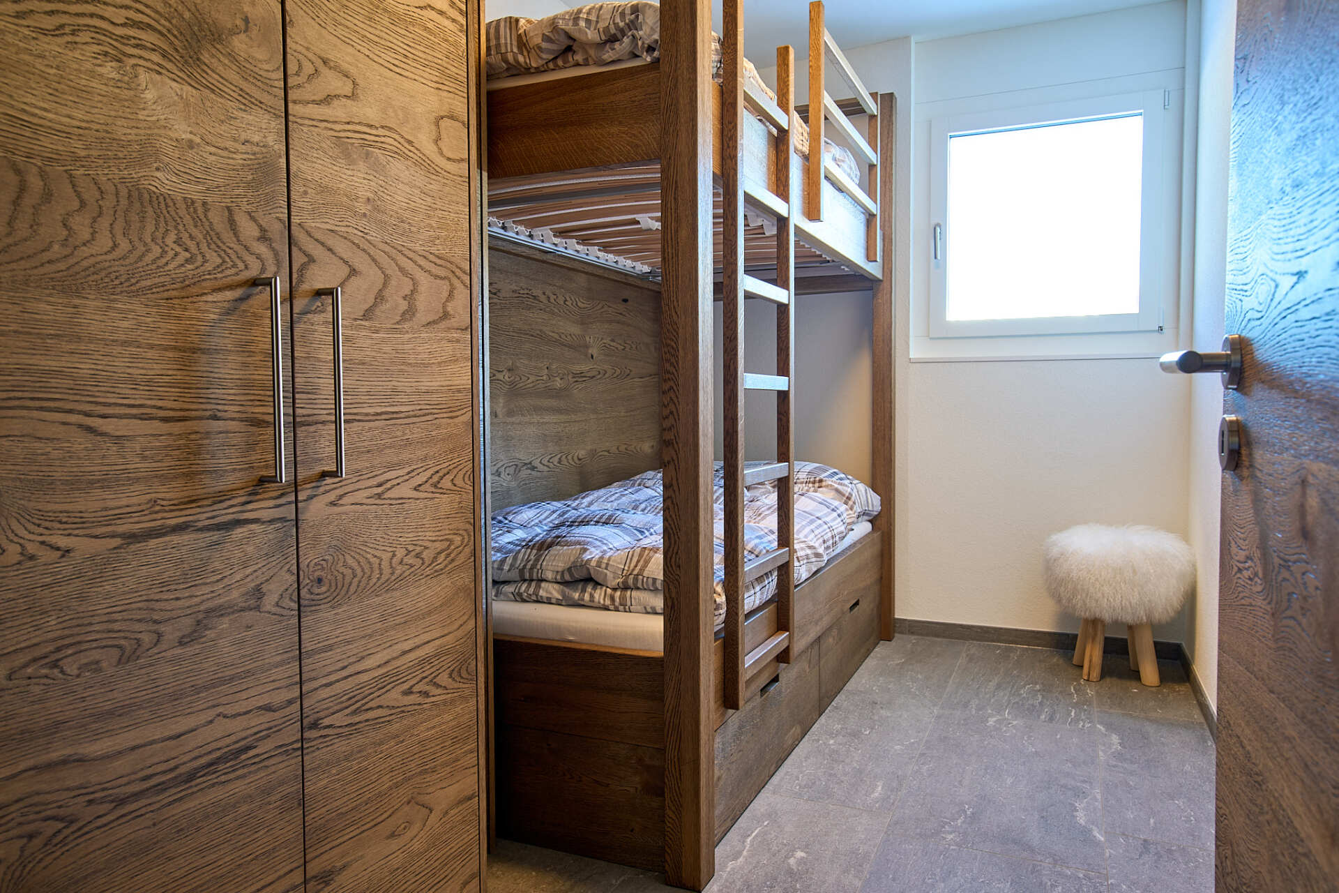 Ein Schlafzimmer mit Etagenbett und Fenster.