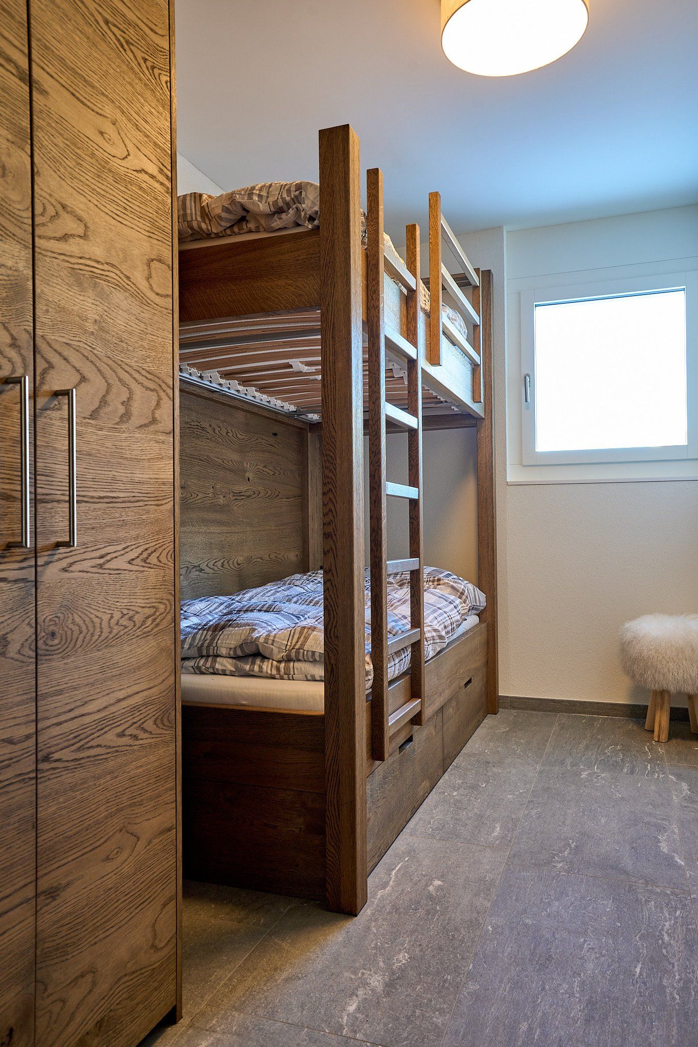 Ein Schlafzimmer mit Etagenbett und Fenster