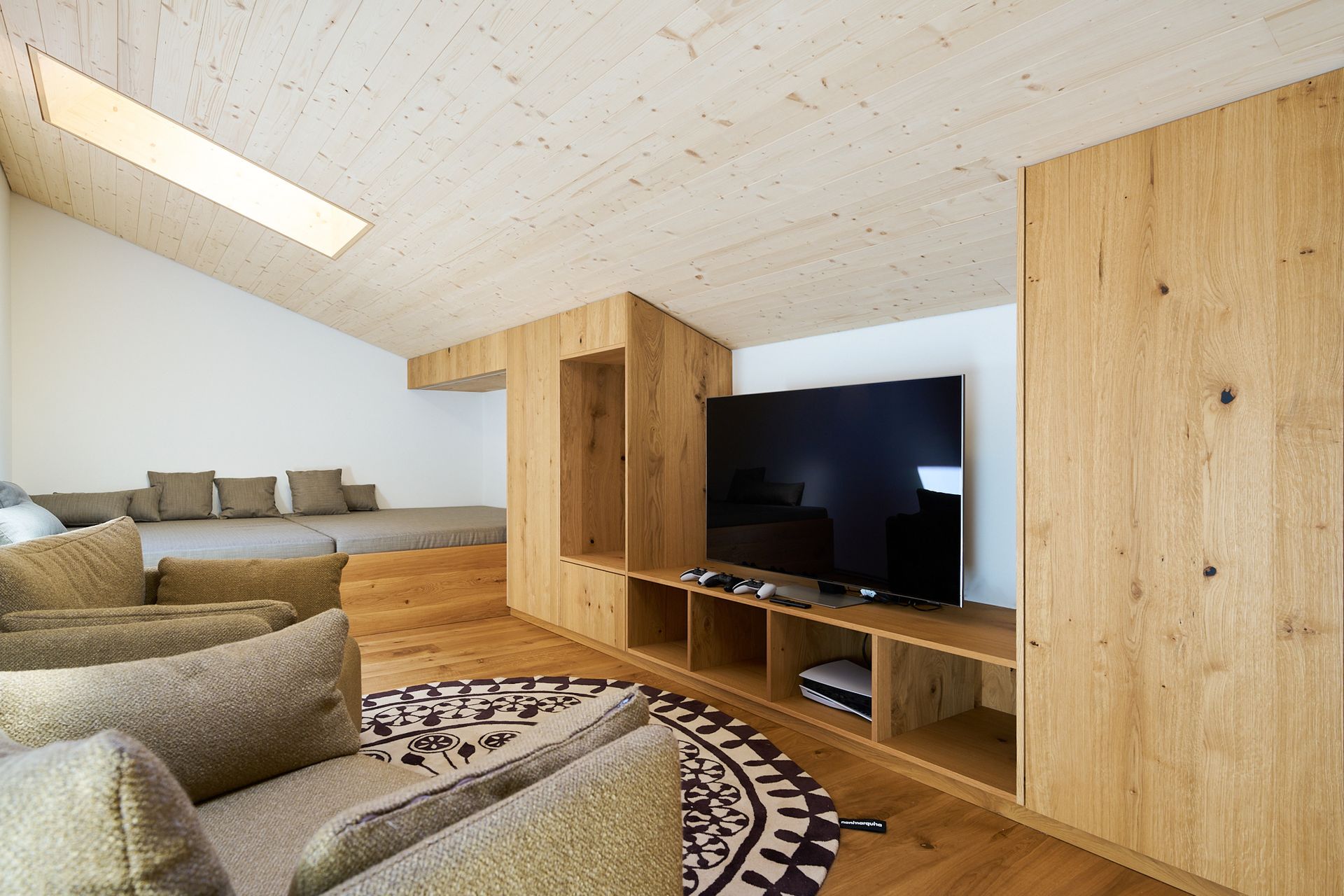 Ein Wohnzimmer mit Couch und Flachbildfernseher