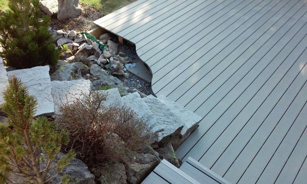 Ein Holzdeck mit Treppen, die hinaufführen