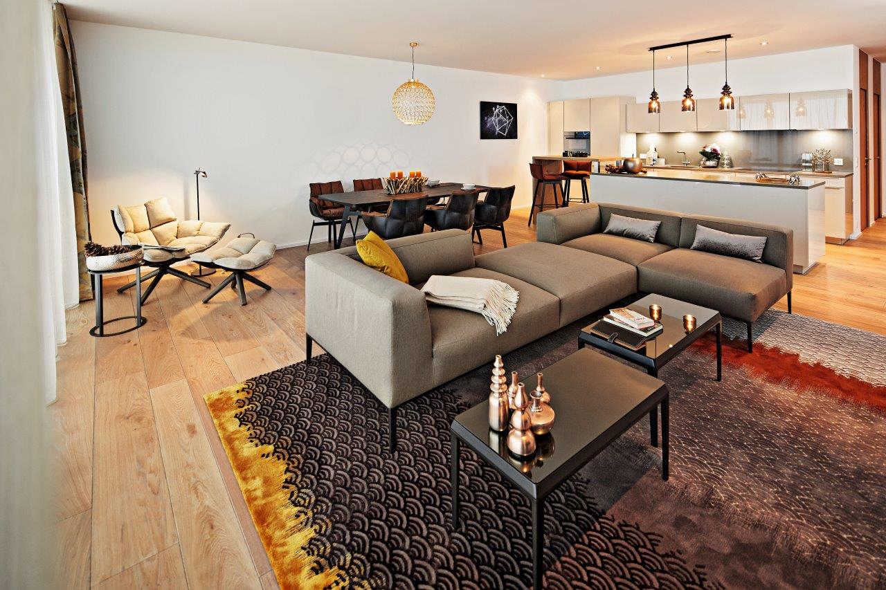 Ein Wohnzimmer mit einer Couch und einem Couchtisch