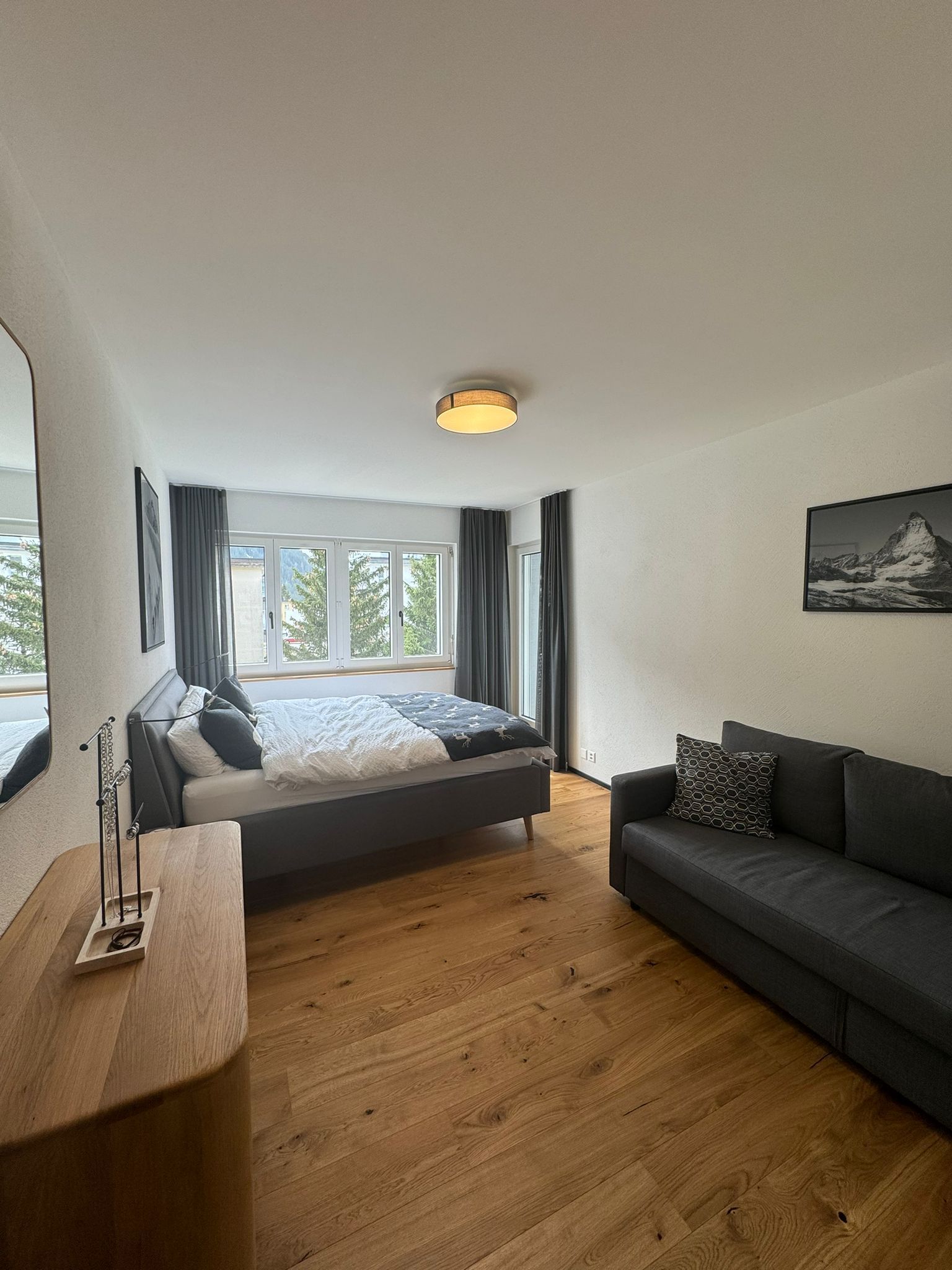 Ein Schlafzimmer mit zwei Betten, einem Schreibtisch und einem Stuhl.