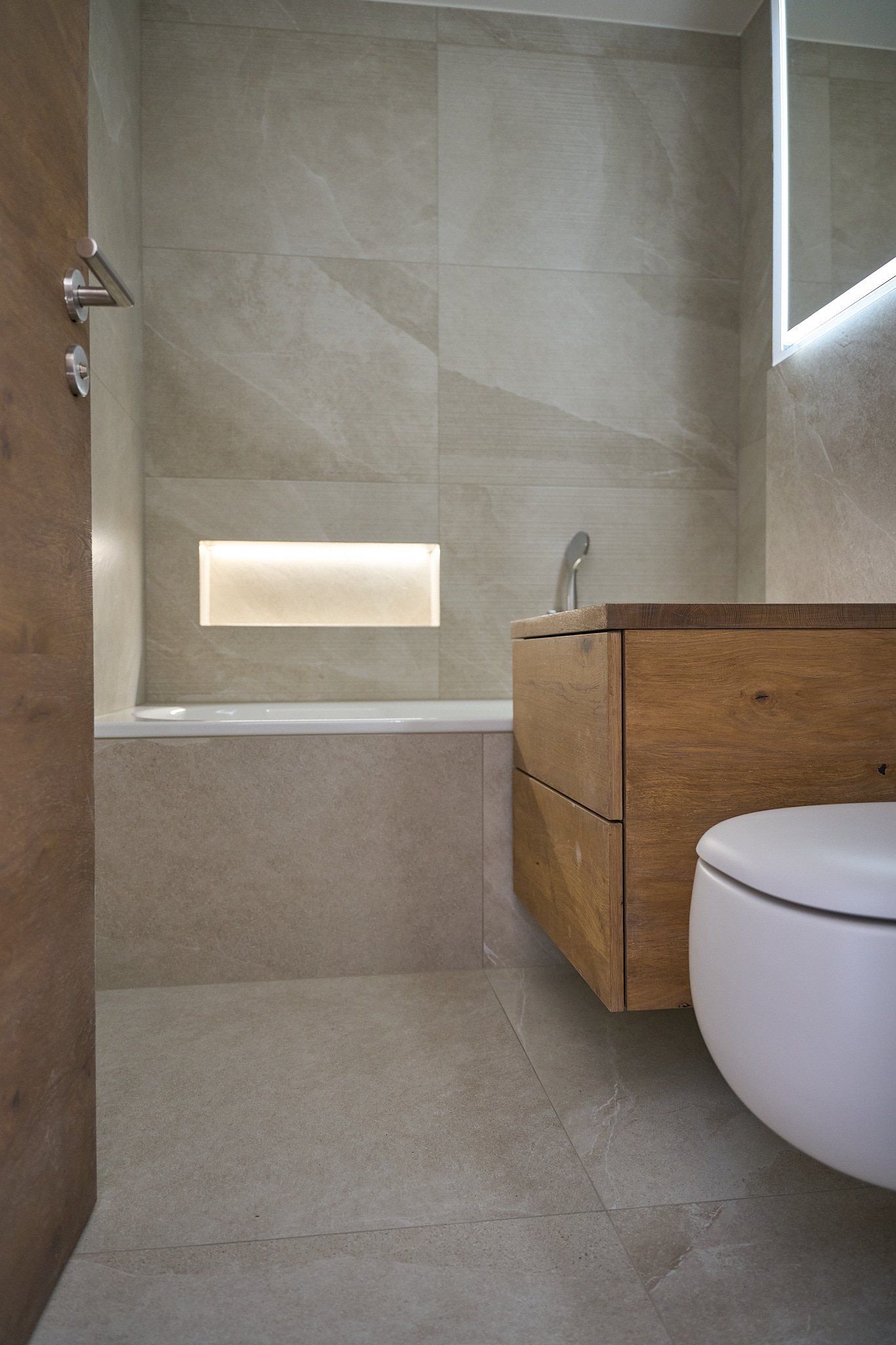 Ein Badezimmer mit Toilette, Waschbecken und Badewanne.