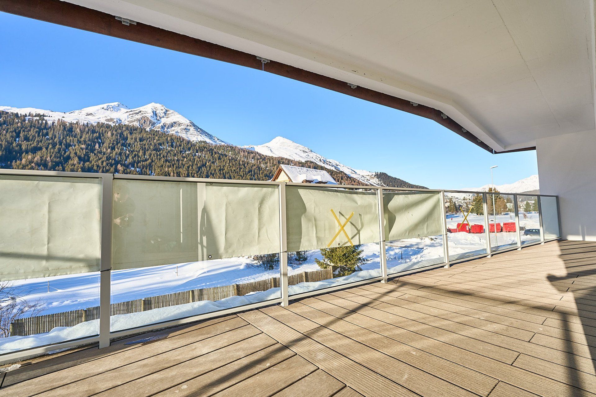 Ein Balkon mit Blick auf schneebedeckte Berge