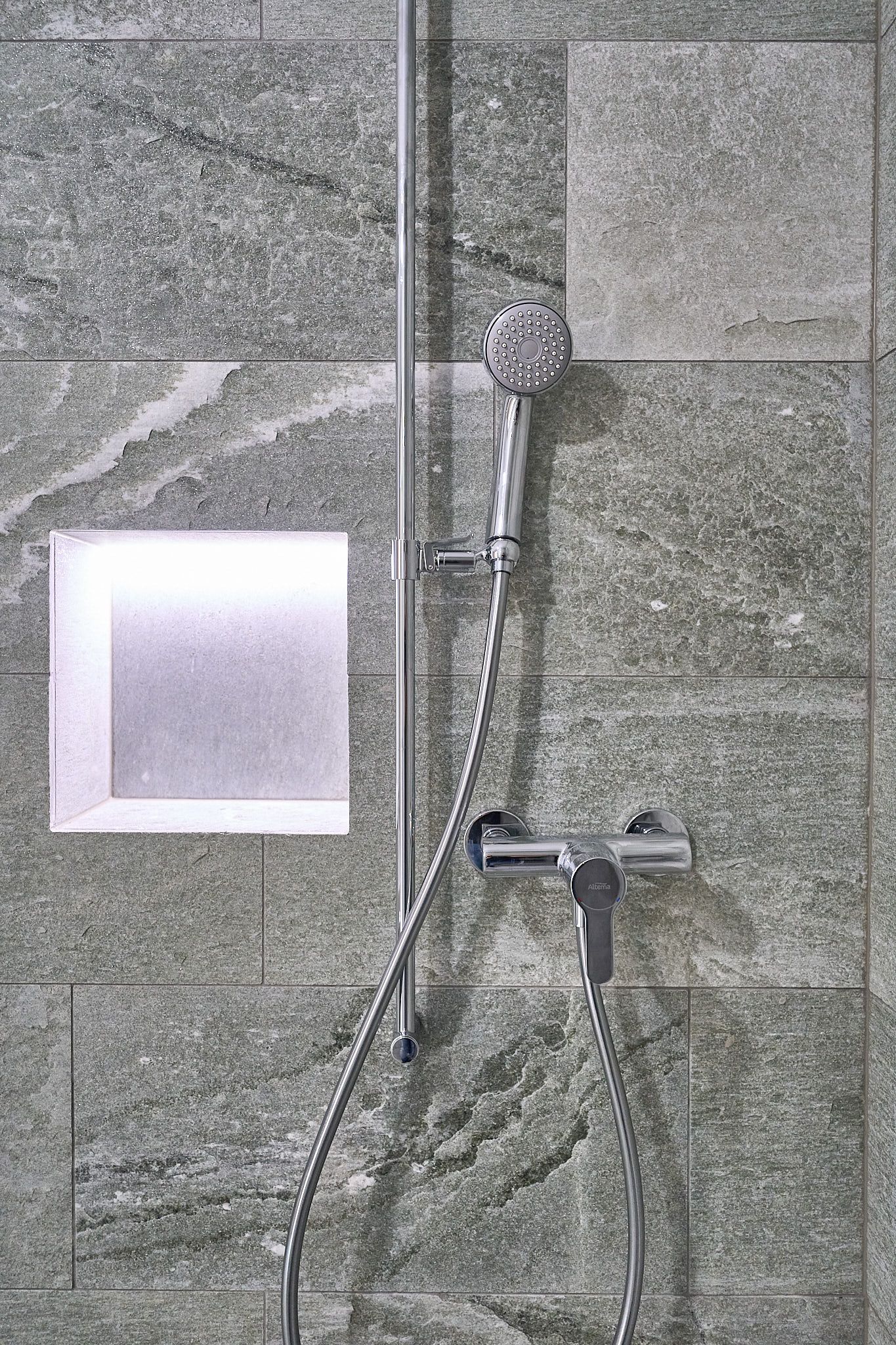 Eine Nahaufnahme eines Duschkopfs in einem Badezimmer.