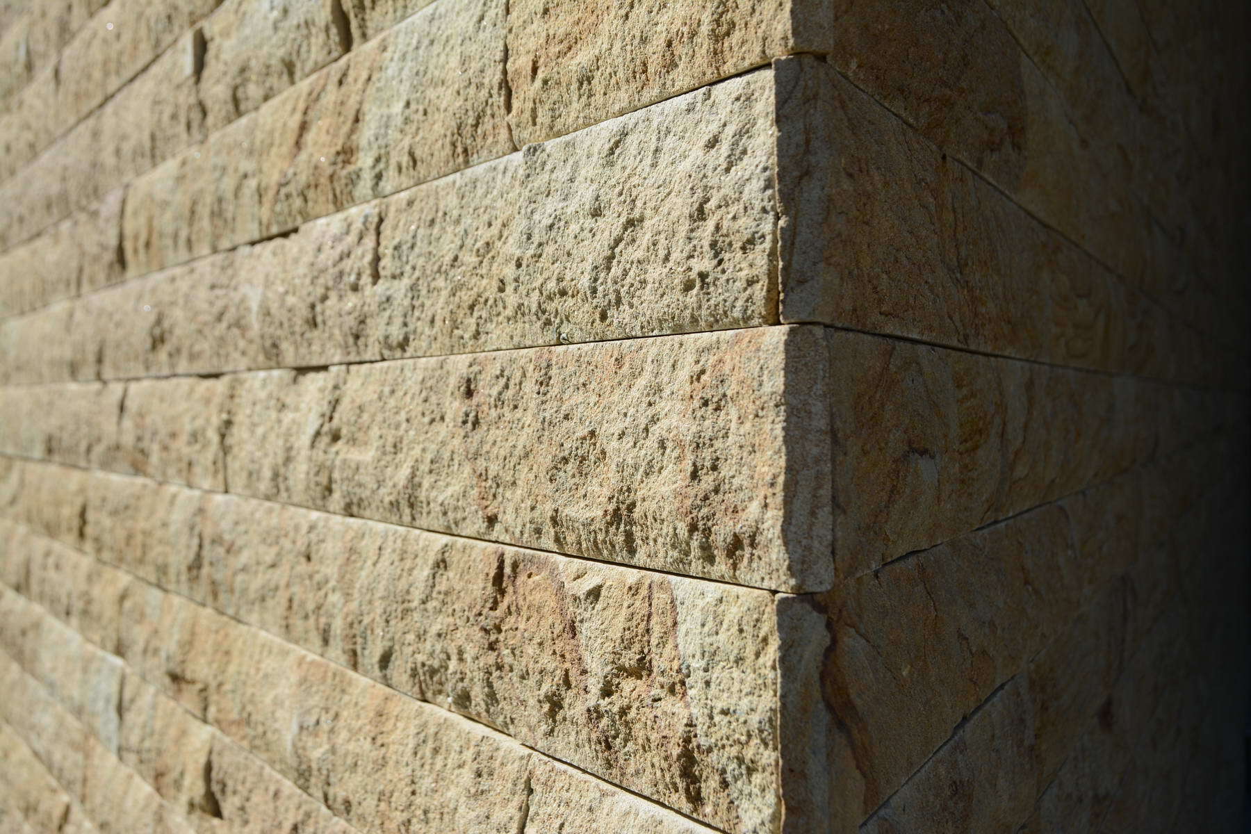 eine Nahaufnahme einer Backsteinmauer mit einer Ecke.