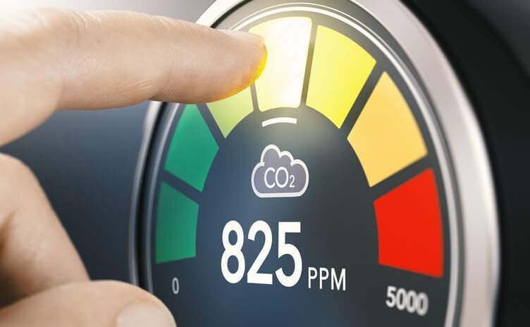 Une personne appuie sur un bouton sur lequel est écrit « co2 »