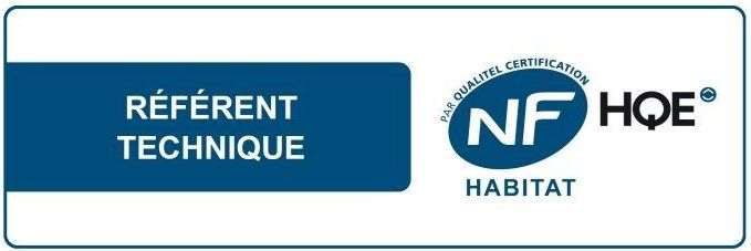 Un panneau bleu sur lequel est écrit « NF hoe habitat »