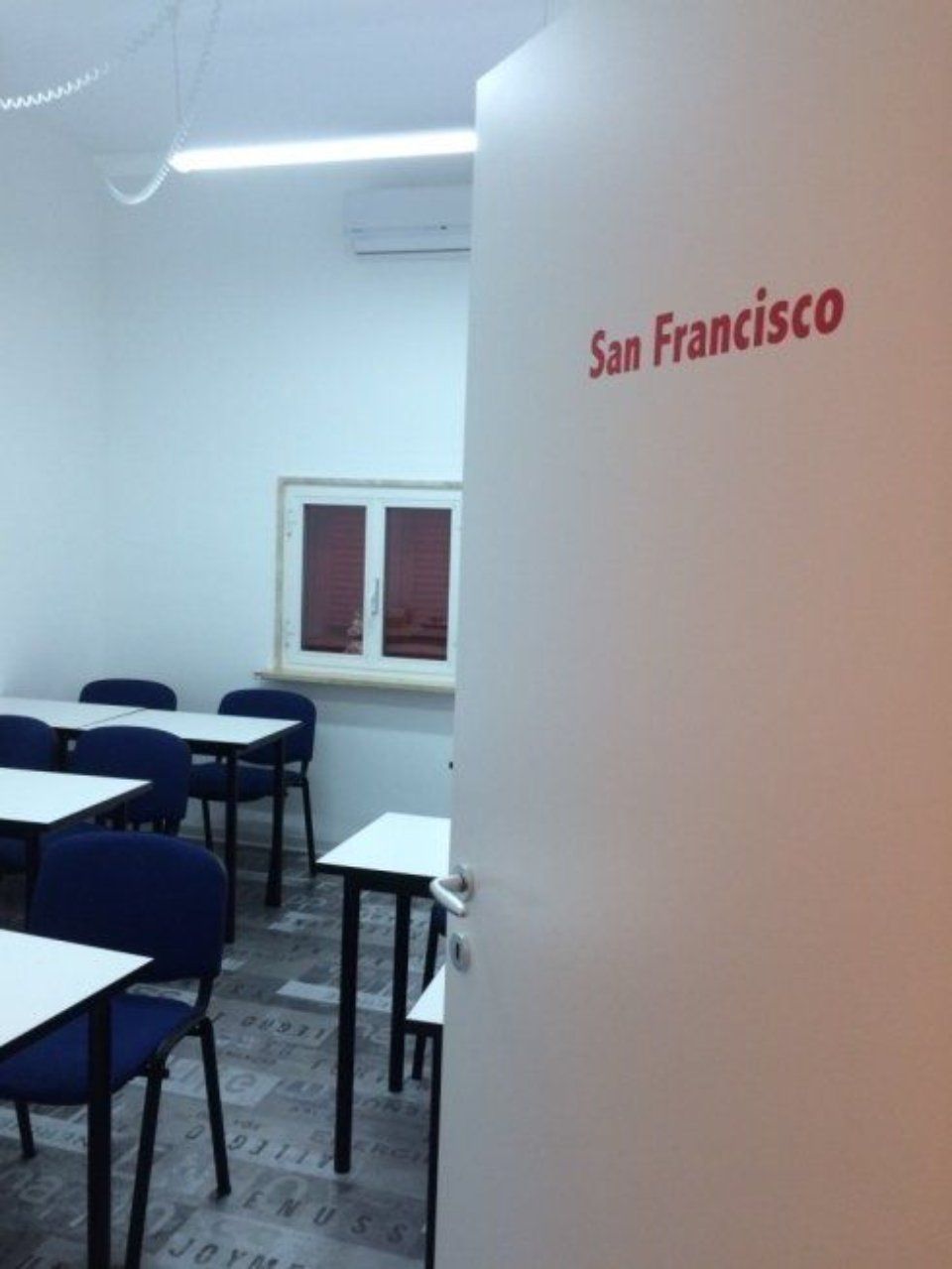 tavoli di studio nella scuola di lingue
