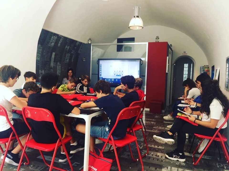 aula per lezione di lingua con studenti