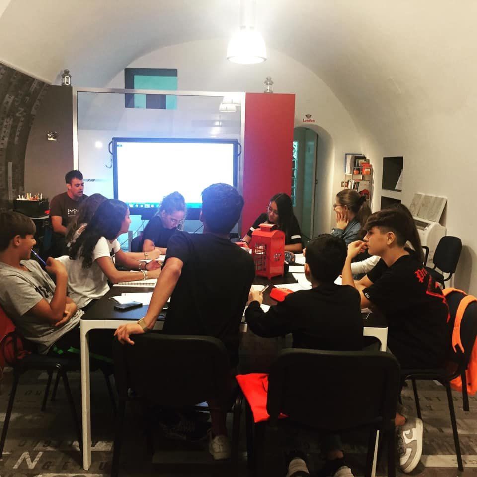 aula attrezzata per lezione di lingua