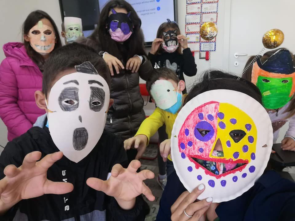 festa in maschera tra studenti