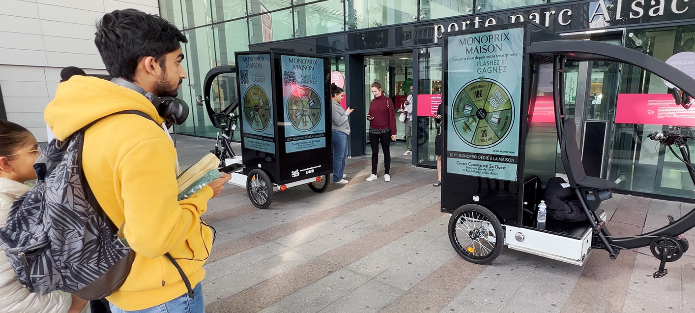 Campagne interactive vélo led publicitaire avec Monoprix maison,
