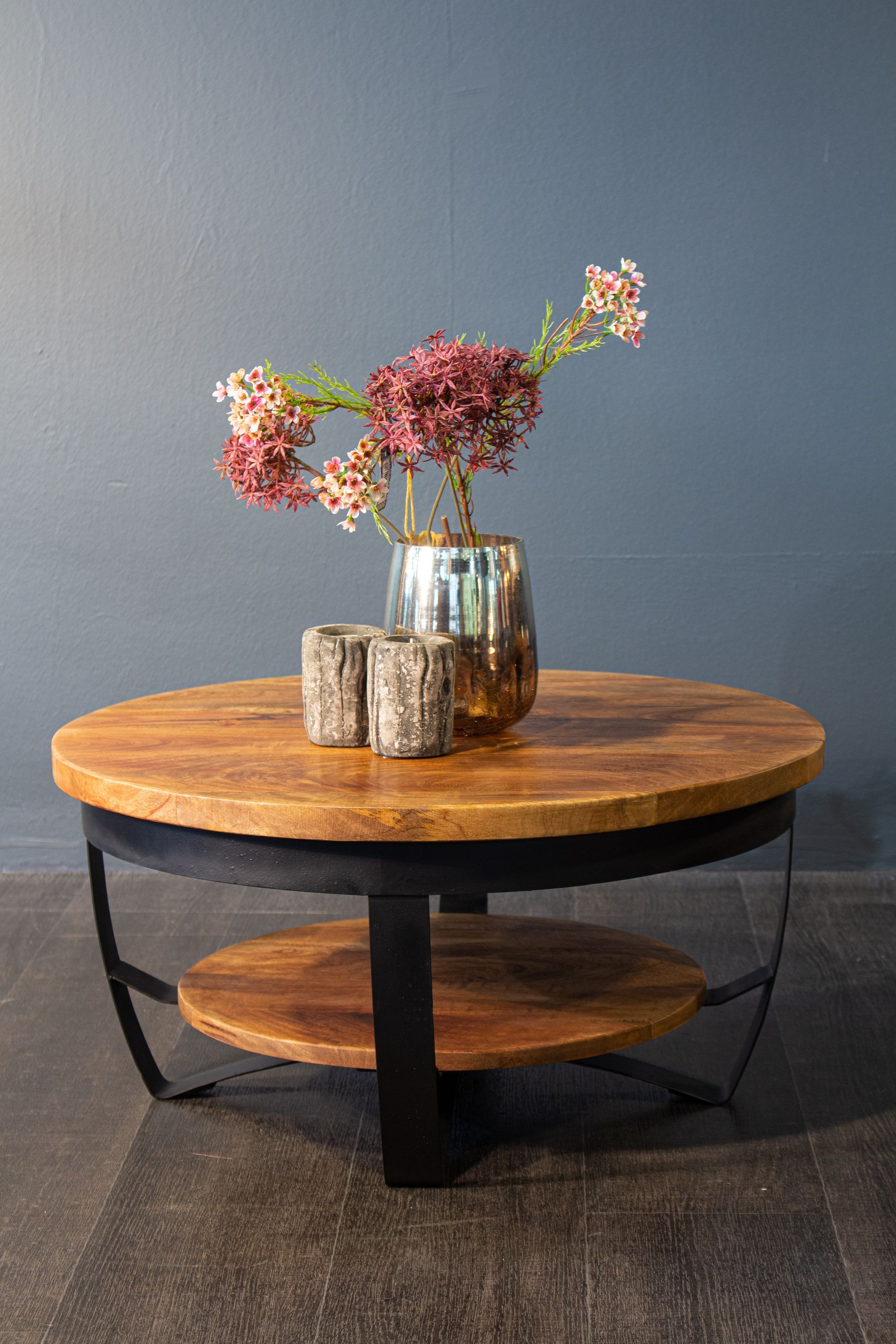 Ronde Salontafel Brooks – Mangohout & Zwart Metaal – Ø90 x H35 cm