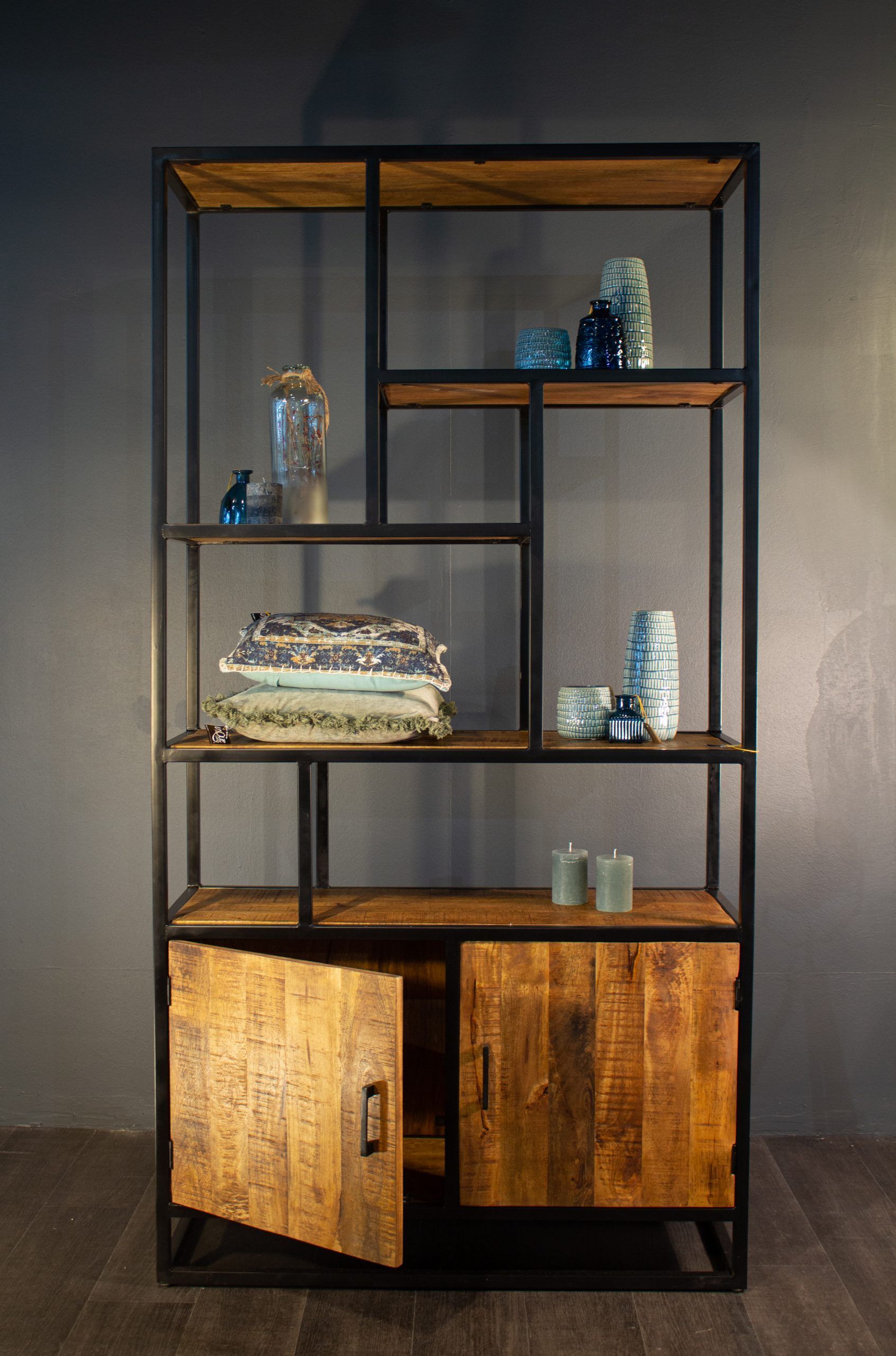 Boekenkast Mijdrecht – Mangohout & Zwart Metaal – 210x110x40 cm