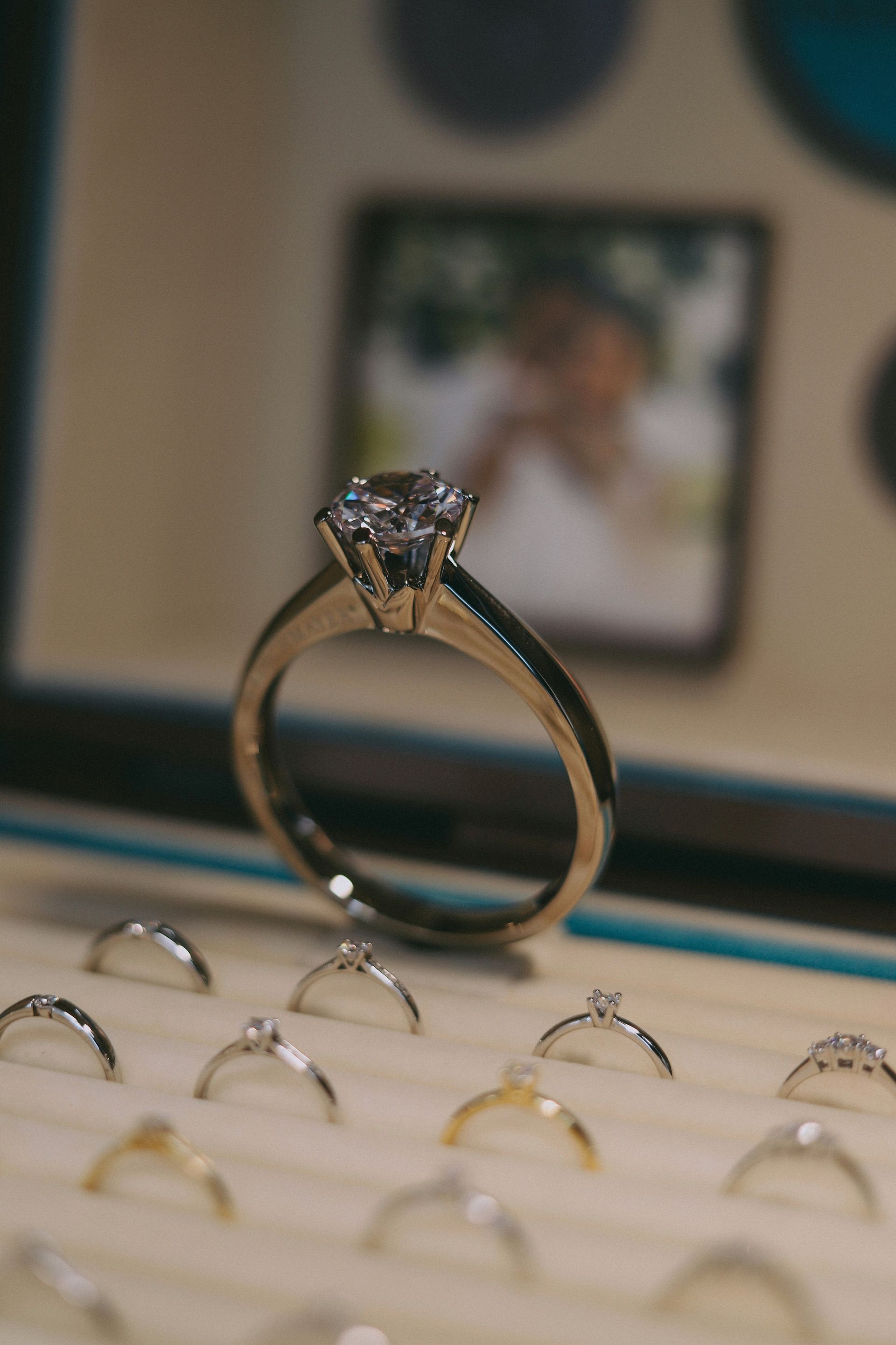 Ein Diamantring liegt oben auf einer Ausstellung von Ringen.