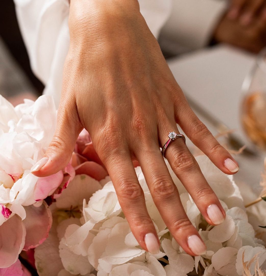 Eine Nahaufnahme einer Frauenhand mit einem Ring daran