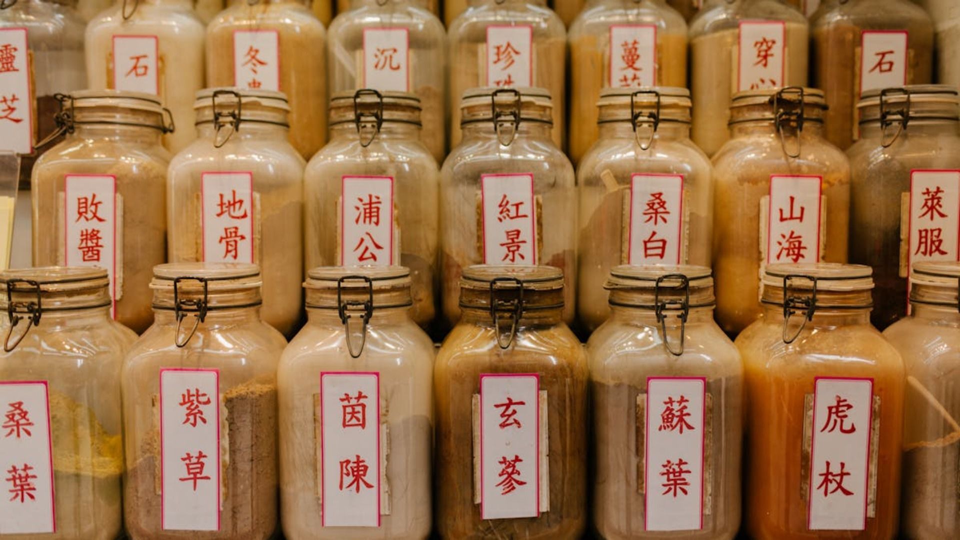 Una fila de frascos con escritura china en ellos.