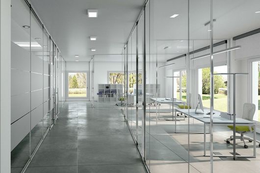 bureau avec cloisons transparentes