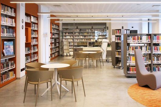 bibliothèque avec chaises et tables