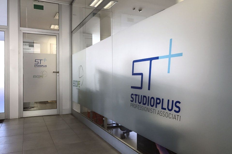 vetrata interna satinata con logo aziendale