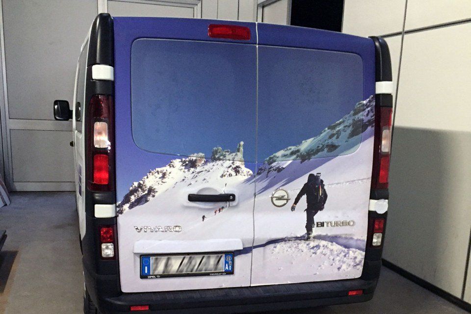arrière de la camionnette avec un paysage de montagne imprimé