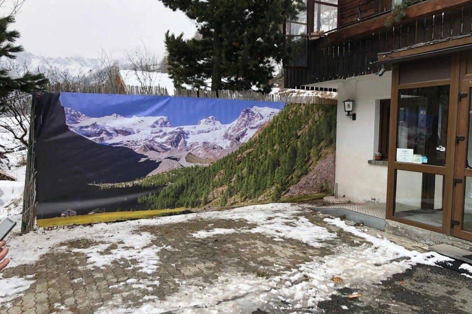 striscione con panorama montano