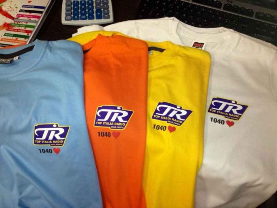 t-shirt di vari colori con logo