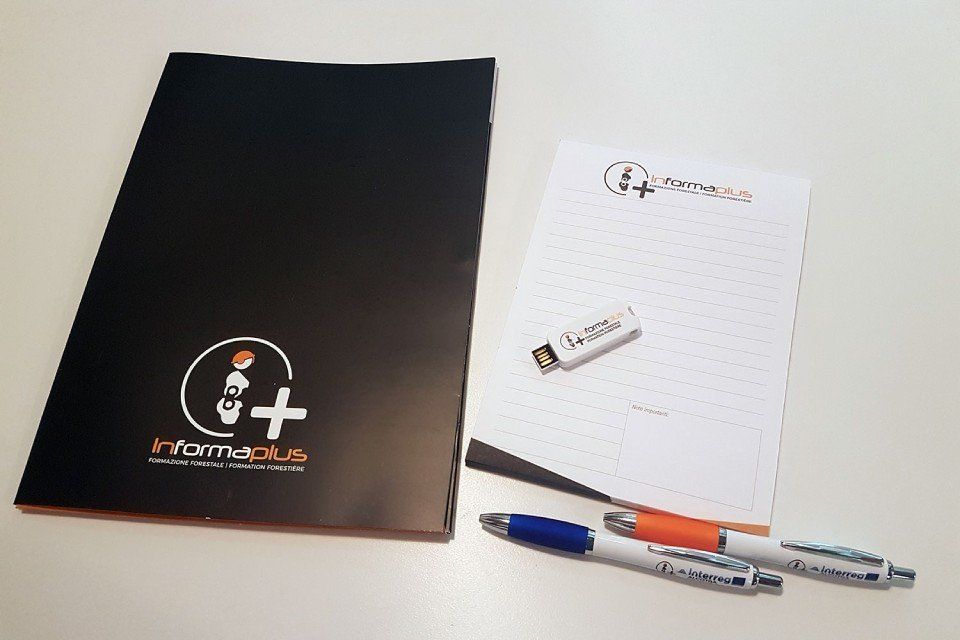 brochure, foglio, penne e chiavetta USB personalizzati
