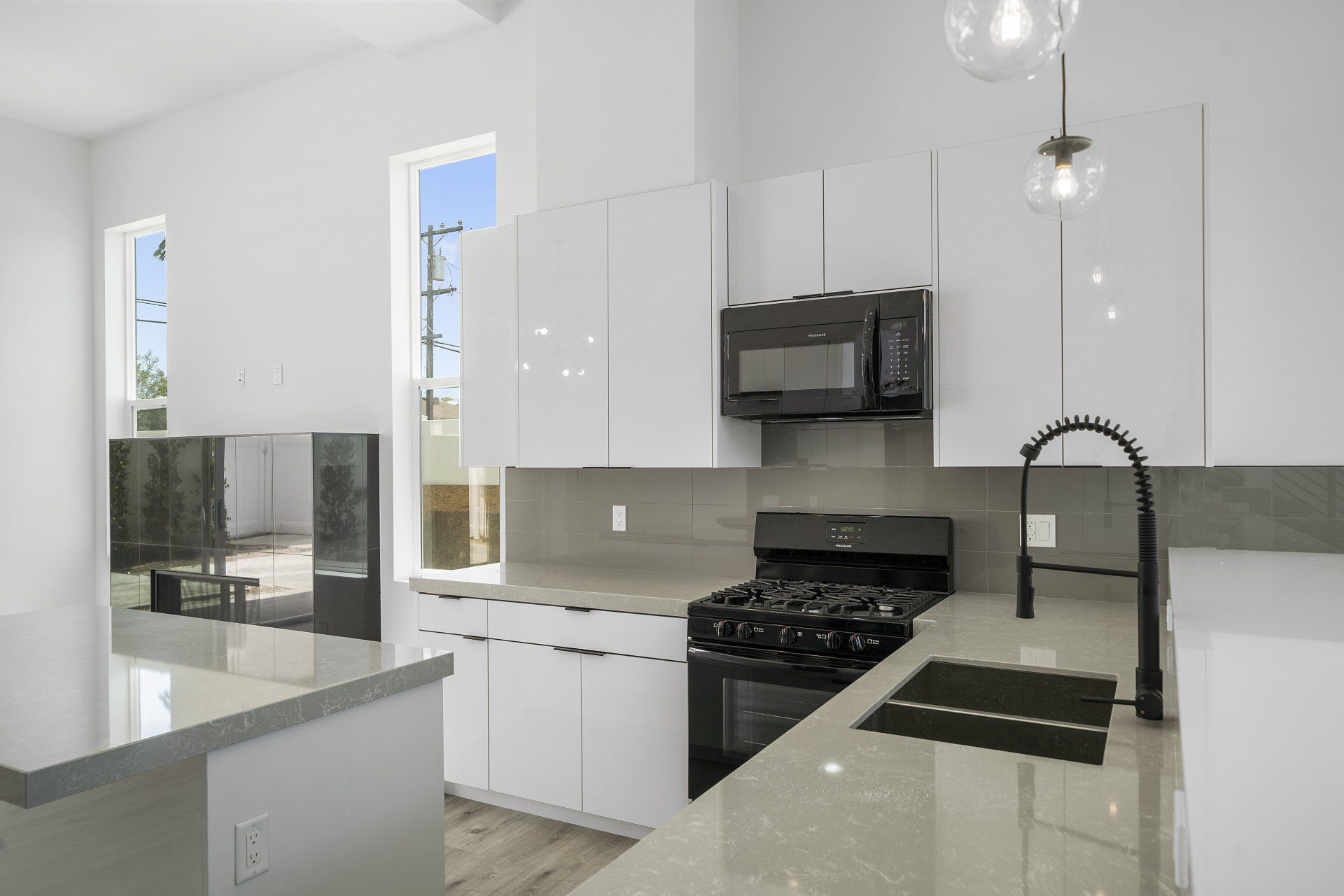 Quartz Countertop White Cabinets San Clemente, CA