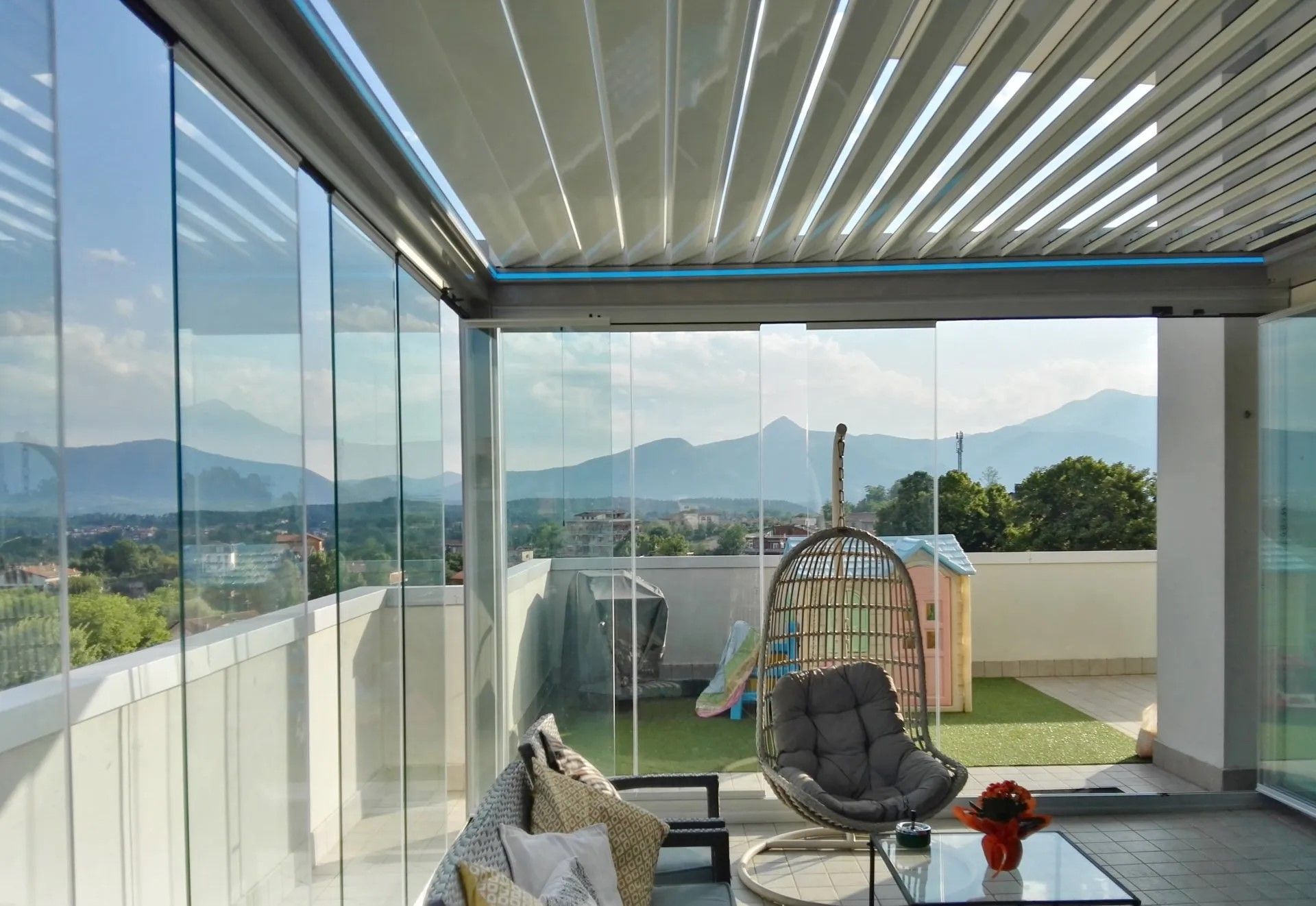 Vetrate panoramiche (VEPA) a Roma: come chiudere il balcone in edilizia libera senza permessi
