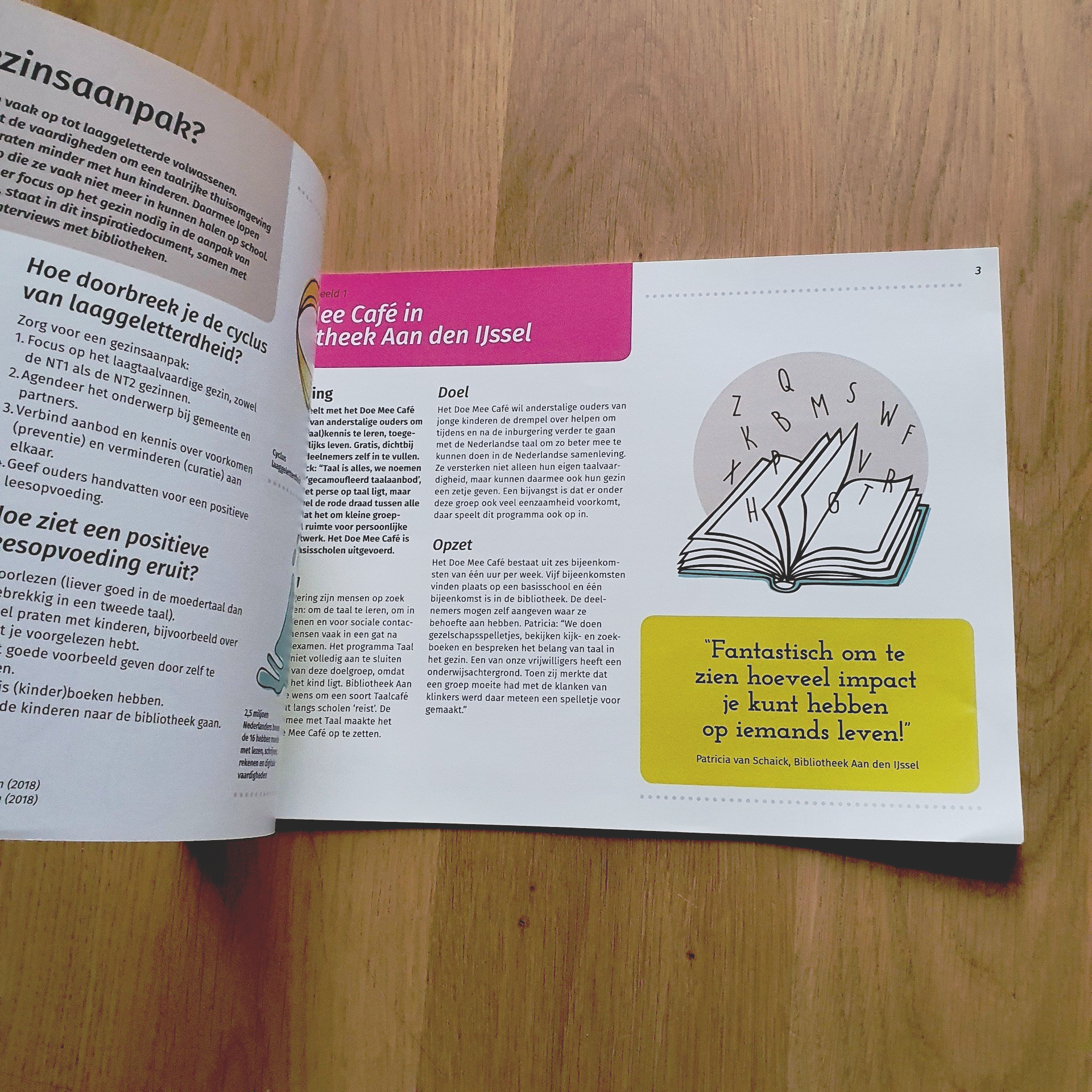 Een open boek op een houten ondergrond, met pagina's met tekst, een roze en geel blok en een boekillustratie.