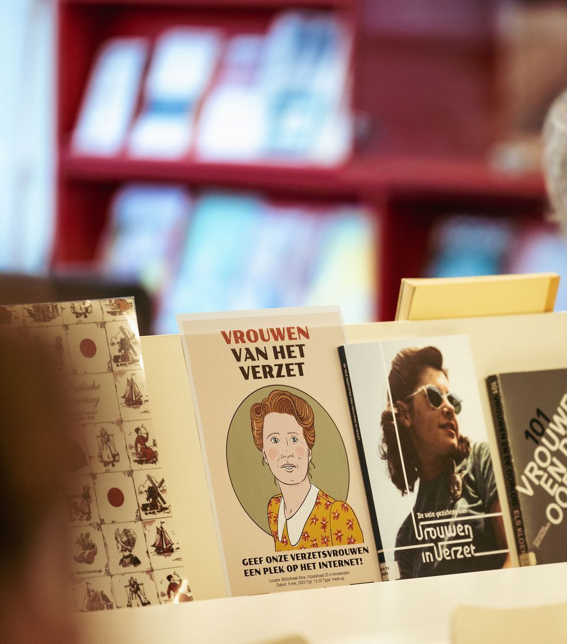 Boeken tentoongesteld in een boekwinkel. Op een van de boekomslagen staat een vrouw in een cirkel afgebeeld met de titel 
