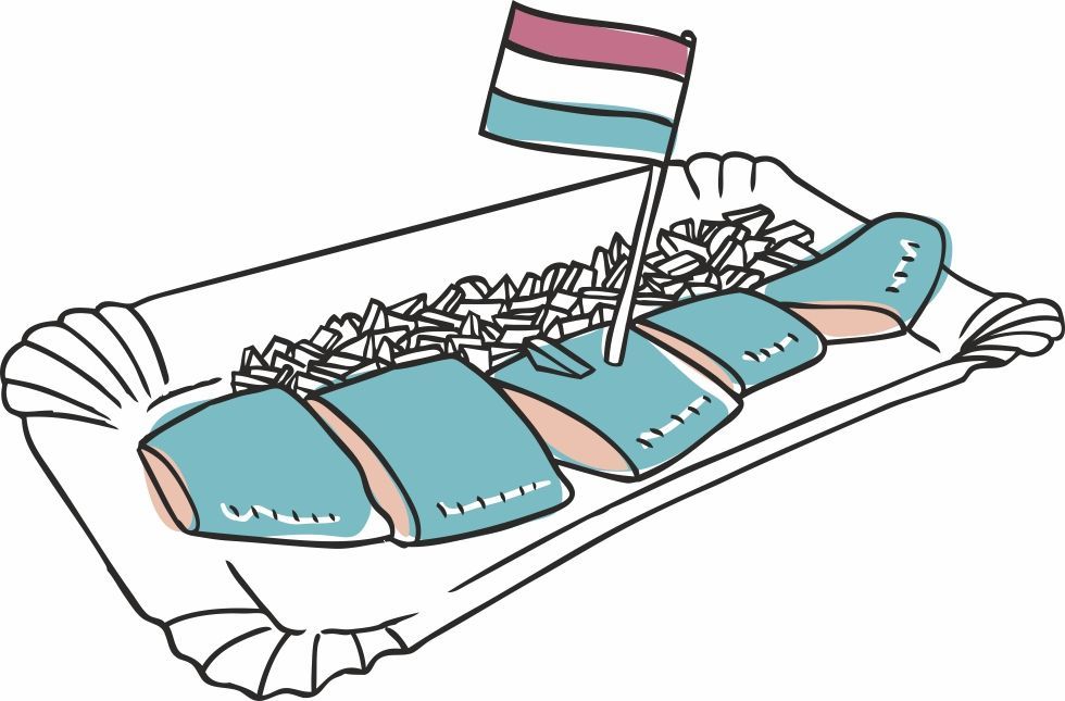 Gesneden haring met uien, geserveerd op een papieren bord, met daarop een Luxemburgse vlag.