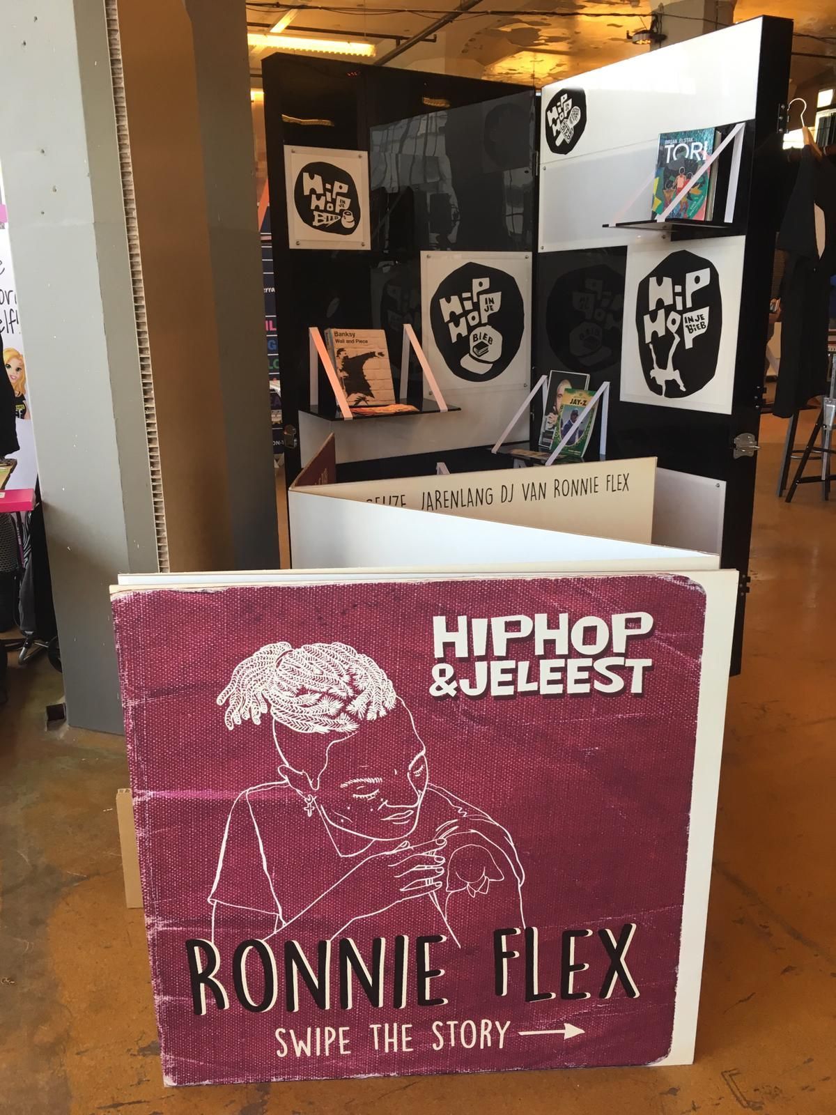 Een tentoonstelling van boeken en kunstwerken met een 