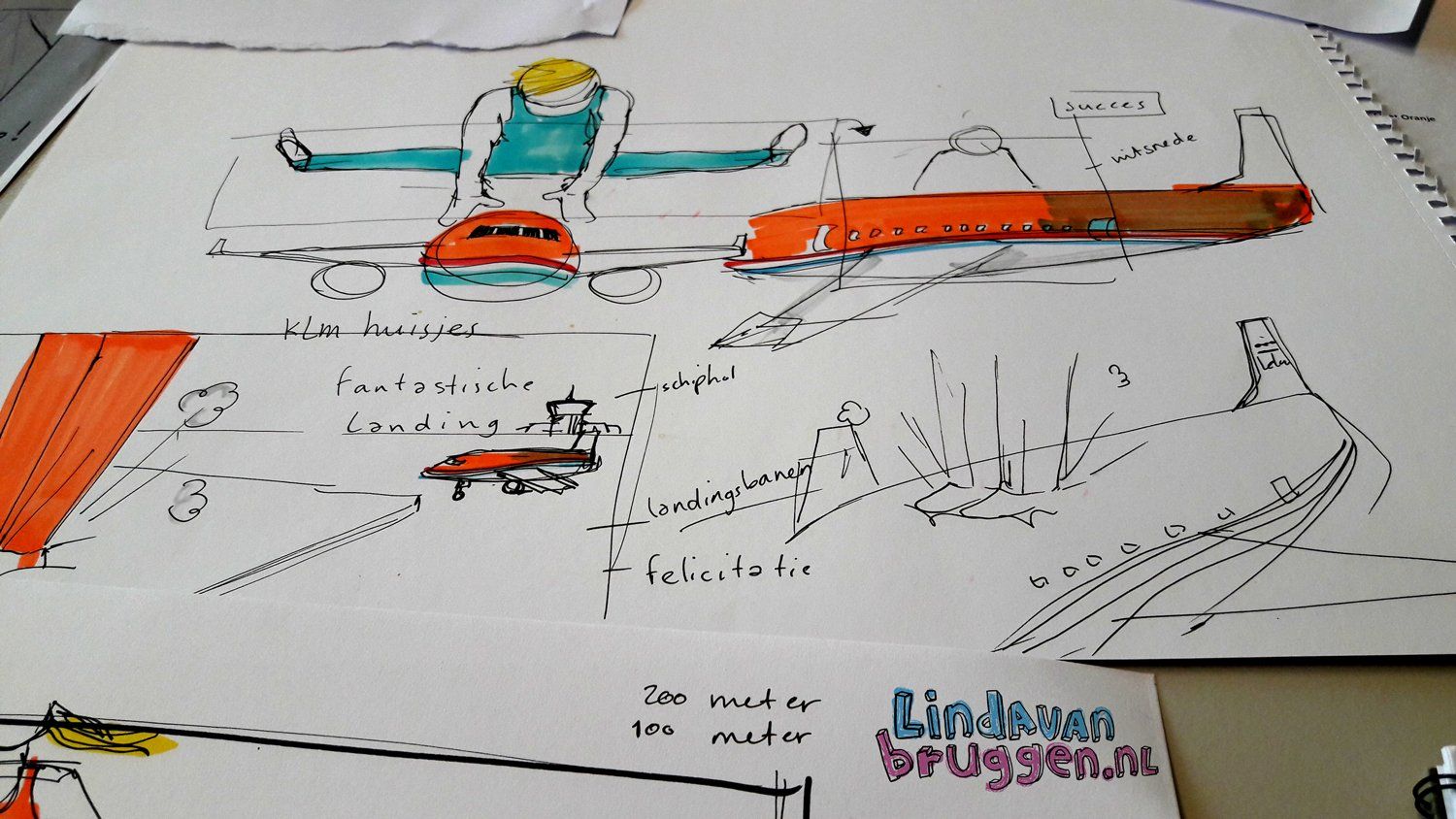 Handgetekend vliegtuigontwerp met oranje en blauwe details, op een wit vel papier.