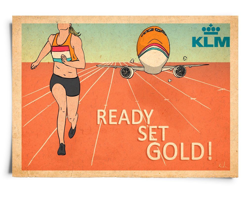 Een hardloper in een oranje en zwart tenue rent richting een KLM-vliegtuig op de landingsbaan; de tekst luidt: