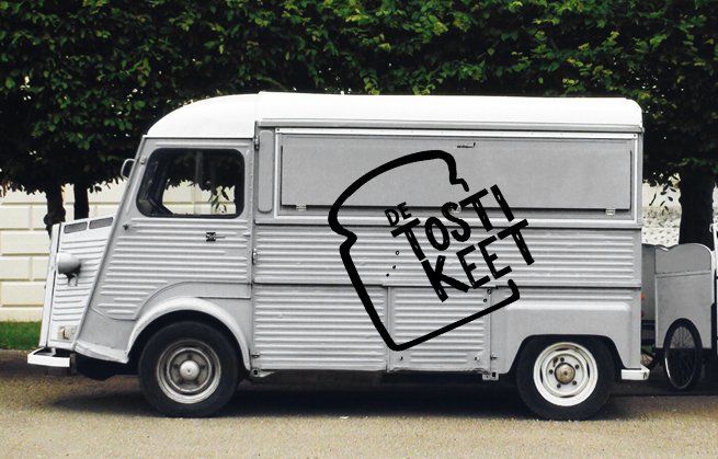 Grijze foodtruck met 