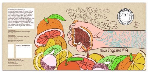Een bieretiket met een illustratie van een hand die een grapefruit uitknijpt, met diverse vruchten op de voorgrond en de tekst 