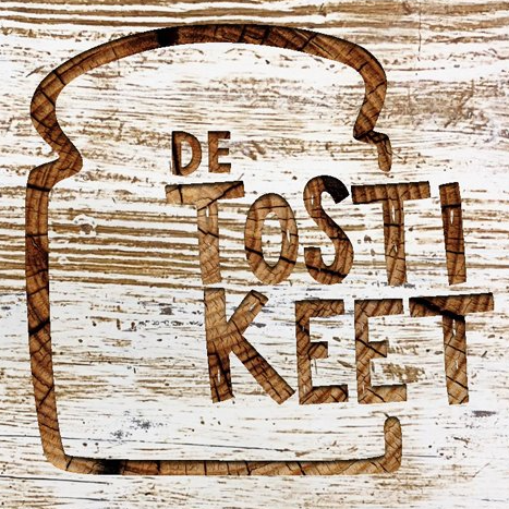 In het witgekalkte hout is de tekst 