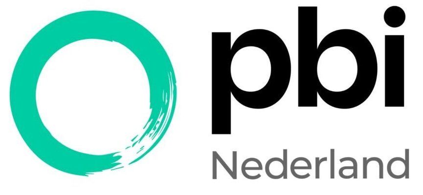 Logo van pbi Nederland: groene cirkel met een penseelstreek-effect, en zwarte tekst