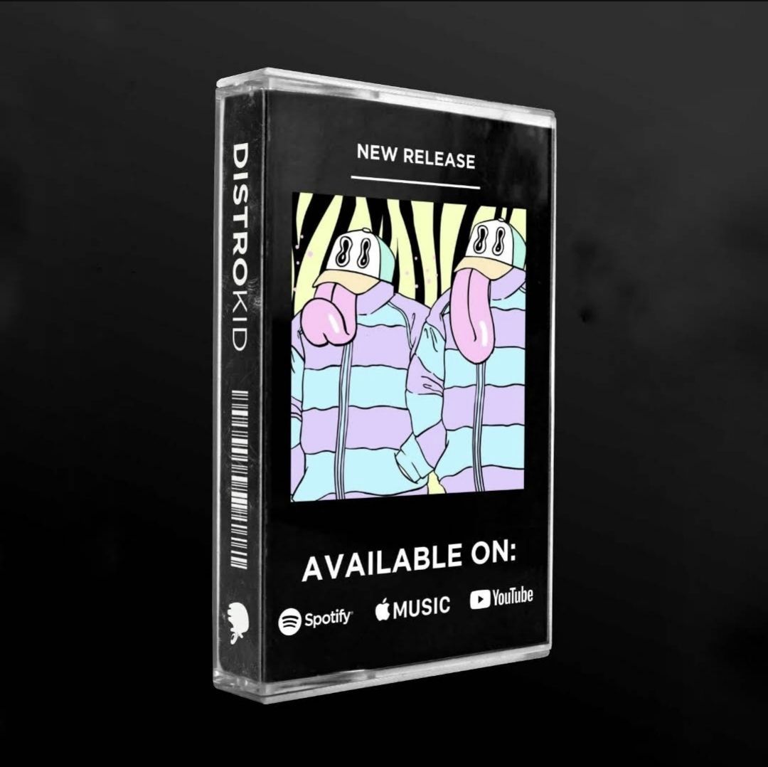 Een cassettebandje met tekenfilmfiguren met lange tongen, waarop reclame wordt gemaakt voor een nieuwe muziekuitgave.