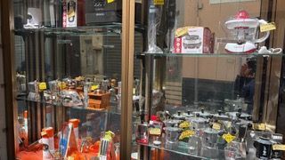 Vetrina di vetro piena di statuette e giocattoli colorati in una vetrina di un negozio