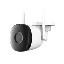 Caméra de sécurité blanche et noire avec deux antennes, fixée au mur. Un voyant vert indique qu'elle est sous tension.