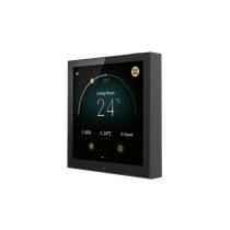 Thermostat intelligent noir affichant la température et les réglages sur un mur.