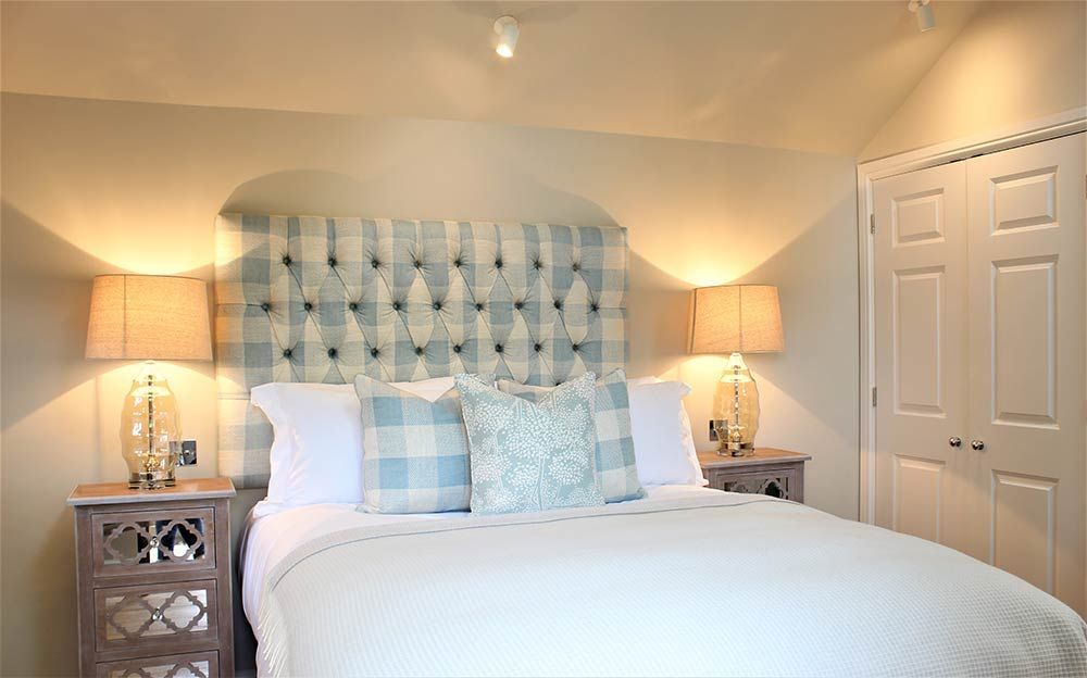 Dante garden lodge with modern en-suite at our B&B with pub near the South Downs