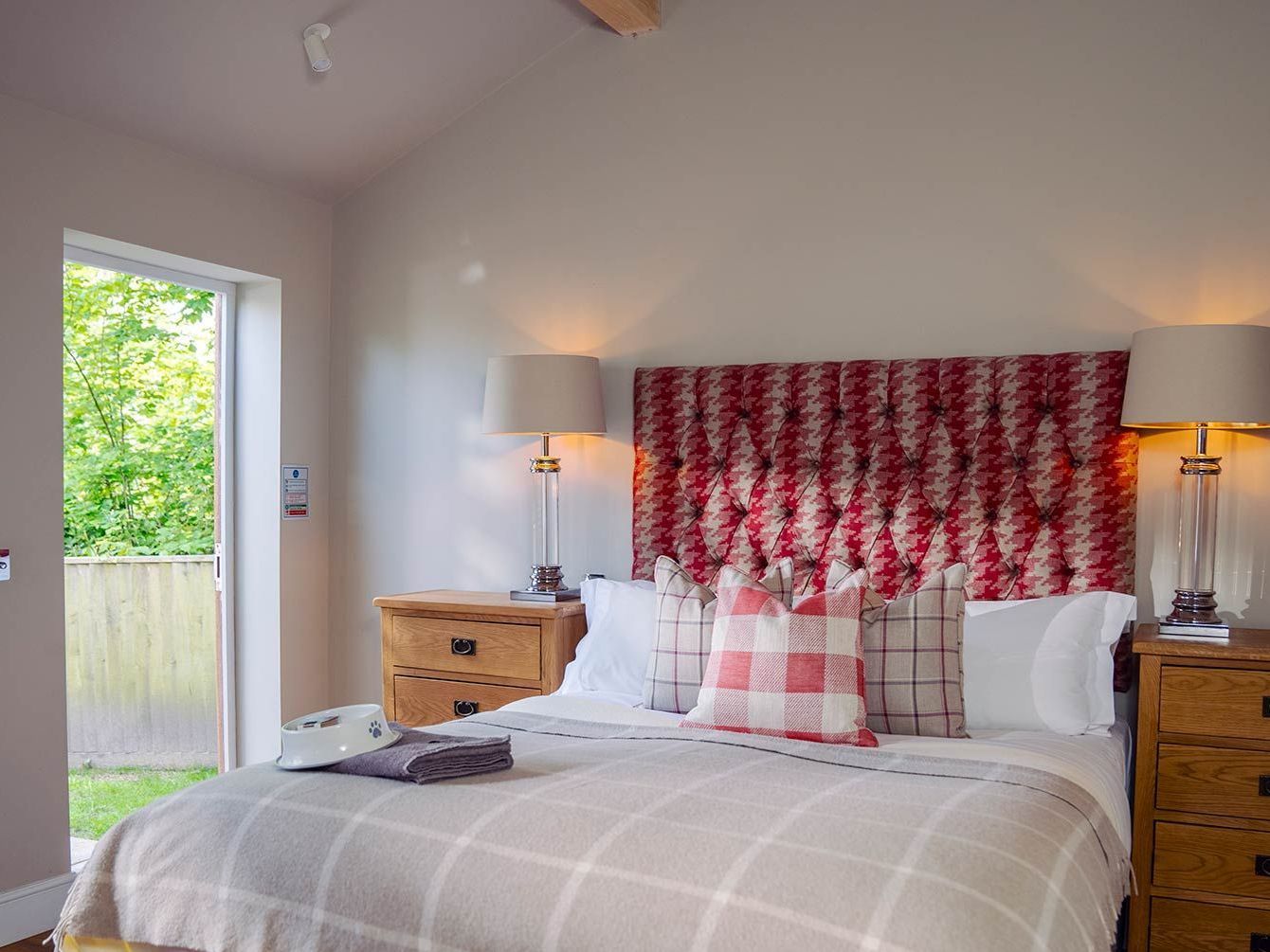 Dubwai Luxury Garden Lodge countryside accommodation in West Sussex