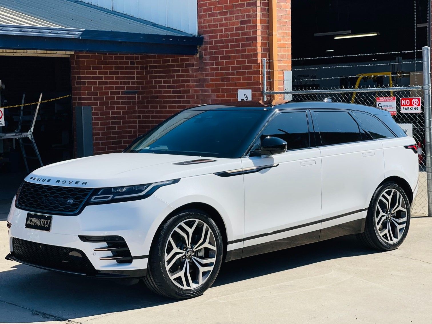 A White Range Rover