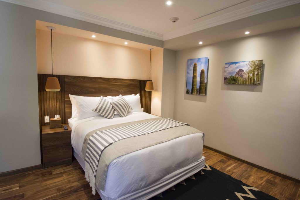 A hotel room with a king size bed and two nightstands.